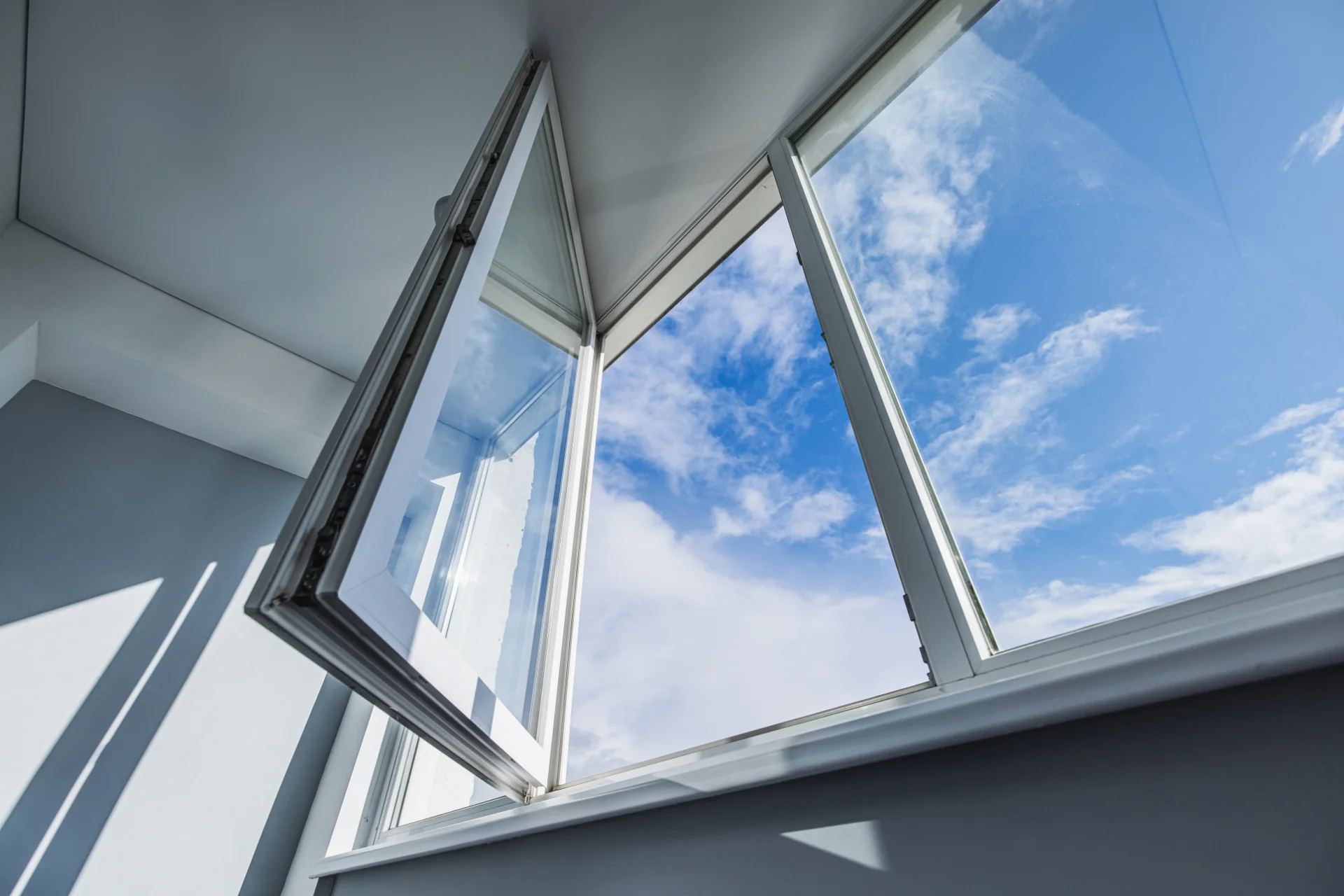 VLX 80 Casement Window in Riverside, CA | Westlight Windows Riverside - detail 1